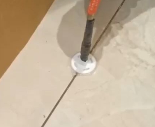 大武口瓷砖空鼓维修公司专业解答瓷砖在铺贴过程中，如果没有涂抹均匀到位的粘结材料（如水泥砂浆或瓷砖胶），可能会导致以下问题